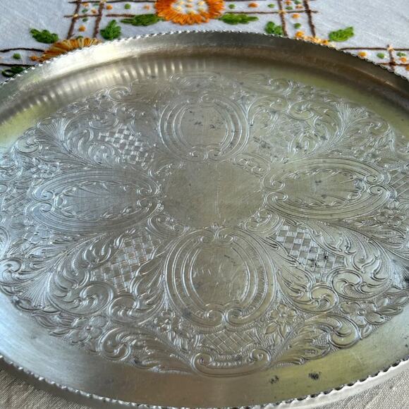 Vintage 1950s Pressed Aluminum Round Serving Tray with scalloped Edge - Picture 8 of 11